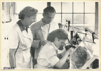 Frau am Mikroskop, Foto 1954