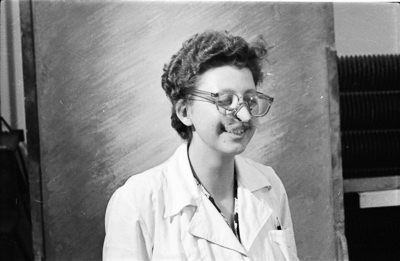 Portrait Frau mit Gummi-Nase, Foto 1955