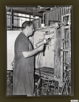 Kollege H. Stichling am Arbeitsplatz, Foto 1961