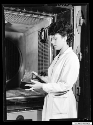 Einstellen der Dioden in eine Klimakammer, Bild 3; Foto 1963