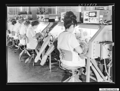 Arbeiterinnen an Schutzgasstrecke (Silizium) M 1734, Foto 1965