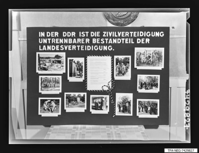 Wandtafel Zivilverteidigung; Foto 1974