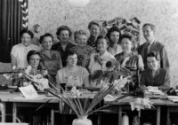 Gruppenfoto im Gehaltsbüro aus Anlass der Verabschiedung einer Kollegin, 1. Juli 1958.