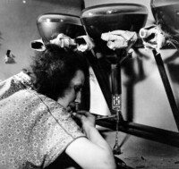 Frau bei der Bildröhrenherstellung, Januar 1955.