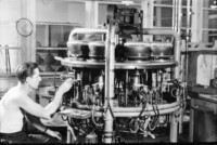 Mann in der Bildröhrenproduktion an einem sogenannten Durchzugsofen, Foto 1953.