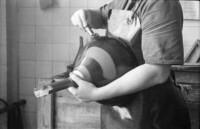 Auch hier wird ein Bildröhrenkolben geschwärzt, Oktober 1955.