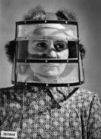 Frau mit Schutzmaske in der Bildröhrenproduktion, August 1955.