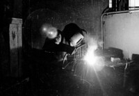 Ein Schweißer mit Schutzschild, Foto für eine Arbeitsschutzausstellung, November 1954.