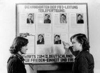 Zwei FDJ-Mädchen vor einer Tafel mit den Kandidaten der FDJ, April 1954.