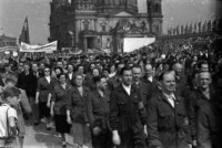 Die Belegschaft des WF beim 1. Mai Umzug, im Hintergrund der Berliner Dom, Mai 1955.