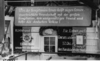 Ausschmückung und Propaganda zu den Wahlen am 17. Oktober 1954 beim Wareneingang des Werkes.