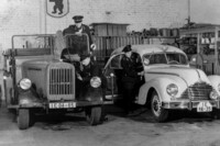 Fahrzeuge im Betriebsschutz, Foto für eine Arbeitsschutzausstellung, November 1954.