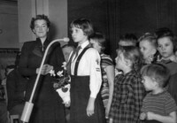 Ein Mädchen beim Vortrag anlässlich des Frauentages, März 1956.