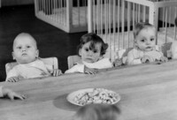 Drei kleine Kinder in der Kindertagesstädte des Werkes, Juli 1954.