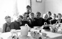 Kinder am Tisch anlässlich des Osterfests im Mai 1954 in der Kindertagesstätte des Werkes.