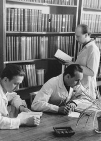 "Leseraum für Intelligenz in der Fach-Bücherei" (Originalbildunterschrift), Mai 1954.