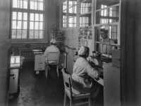 Schwester Waltraud (vorne) im Betriebs-Ambulatorium, September 1955.
