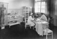 Betriebs-Ambulatorium, Szene im Untersuchungszimmer, September 1955.
