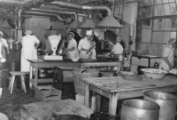 Blick in die Großküche der Werkskantine, Dezember 1954.