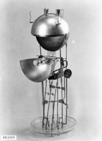 Geöffneter "Prallplatten Kollektor" mit Aufbau, Oktober 1956.