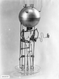 Geschlossener "Prallplatten Kollektor" mit Aufbau, Oktober 1956.