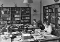 Drei Mitarbeiterinnen im Büro der Technischen Betriebsschule, Februar 1957.