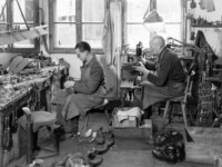 Die Schusterwerkstatt des HF auf dem Werksgelände, Februar 1957.