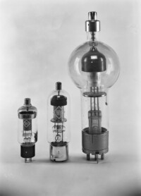 Drei unterschiedlich große Spezialröhren aus der WF-Produktion, Januar 1960.