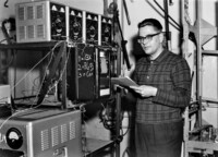 Klaus Tümmel, Leiter des Getterlabors im Bereich Betriebslaboratorien, am Arbeitsplatz, März 1962.