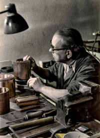 Arbeiter beim Aufbau der Kühlrippen einer Senderöhre, November 1961.