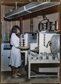 Junge Arbeiterin an einer Ultraschall-Waschanlage, Juli 1962.