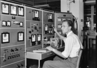 Mitarbeiter an dem Messplatz "HWL 412", August 1963.