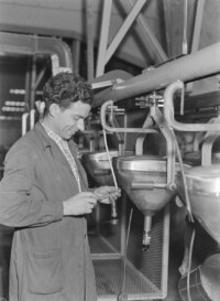 Der Kollege Kruse am Bildröhren-Transportband, April 1961.