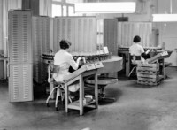 Frauen an zwei Röhrenprüfautomaten arbeitend, Januar 1961.