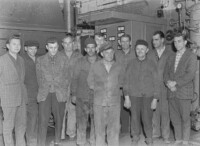 11 Männer der Arbeitsgemeinschaft "Brigade Frieden (1. Mai)", April 1961.