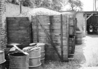 Glasschrotthaufen im Hof des Werkes, Juni 1960.