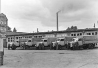 Der WF LKW Fuhrpark mit Fahrern und Beifahrern, Juli 1960.
