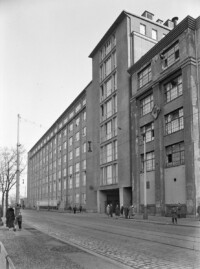 Fassade des Neubaus des Bildröhrenwerks von der Ostendstraße aus gesehen, März 1960.