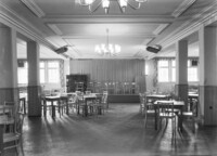 Blick in den Säulensaal des Kulturhauses des WF in der Wilhelminenhofstraße, Mai 1960.