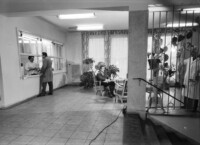 Szene in der Schalterhalle der WF Poliklinik, Dezember 1962.