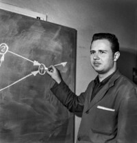 Ein MMM-Brigademitglied erklärt etwas an der Tafel, März 1969.