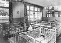 Der Schlafsaal der WF Kindertagesstätte "Julius Rosenberg", Oktober 1962.
