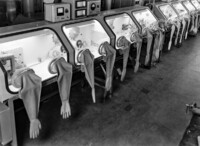 Sogenannte "Schutzgasstrecke" für Dioden mit anmontierten Handschuhen, um Verunreinigung durch Hautkontakt zu verhindern, Januar 1967.