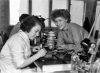 Die Kolleginnen Schwarz und Fischer, die einen Verbesserungsvorschlag gemacht haben, März 1964.