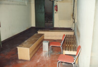 Eine der vielen illegalen, aber geduldeten Raucherecken in einem Treppenhaus, 80er-Jahre, Foto © Winfried Müller.