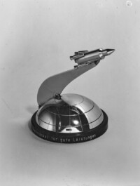 Abbildung eines Pokals mit der Inschrift: 'Wanderpokal für gute Leistungen', März 1972.