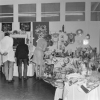 Drei Besucher vor der Auslage eines Solidaritätsbasars im Bildröhrenwerk, April 1985.