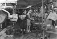 Zwei Frauen beim Sockeln der Bildröhren, März 1960.