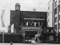 Eingang zum Werk, Foto um 1950.