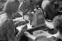 Junge Frau in Alltagskleidung beim Sockelmontieren. Foto, um 1953.